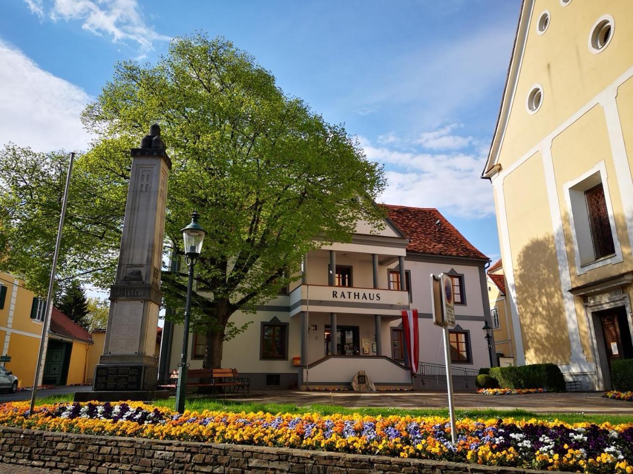 Aparthotel "Goldener Hahn Apartments" Бад-Вальтерсдорф Екстер'єр фото
