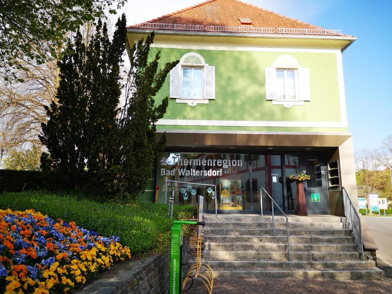 Aparthotel "Goldener Hahn Apartments" Бад-Вальтерсдорф Екстер'єр фото